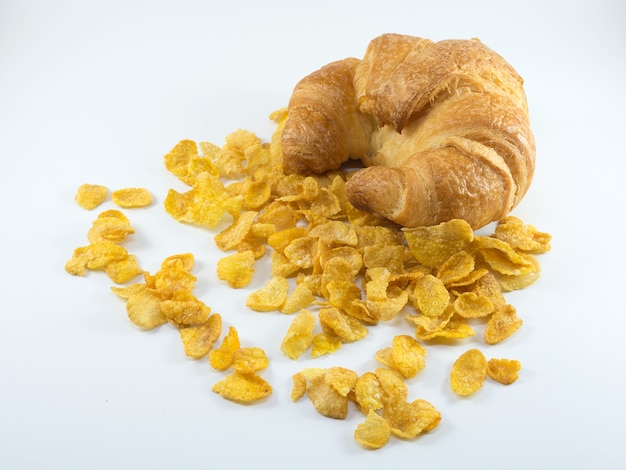 Croissants frais sur fond blanc