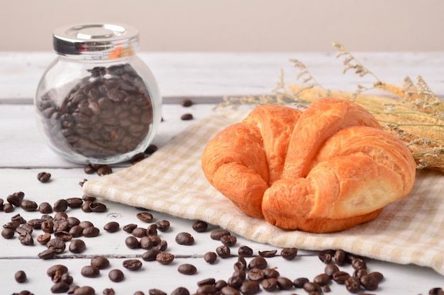 Croissants frais sur fond en bois rustique