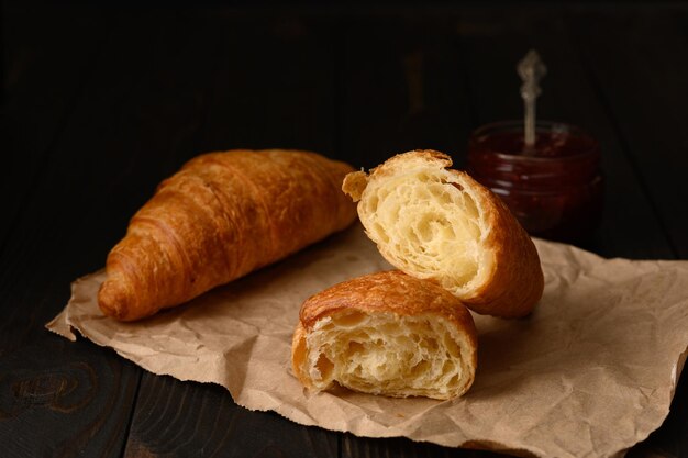 Croissants frais sur un fond en bois