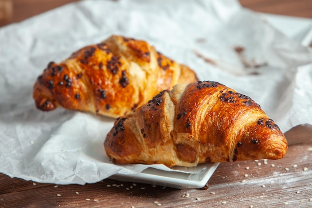 Croissants frais sur fond de bois