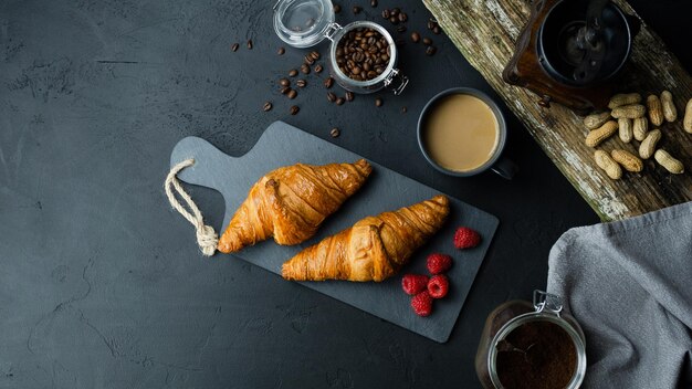 Photo croissants frais sur fond sombre délicieux petit déjeuner