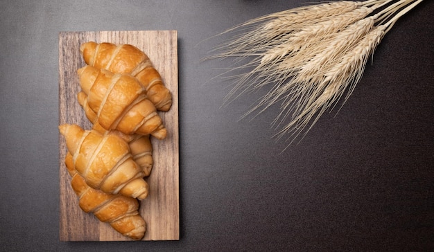 Croissants frais sur une planche de bois. Fraîchement cuit avec copie space.top vue croissant.