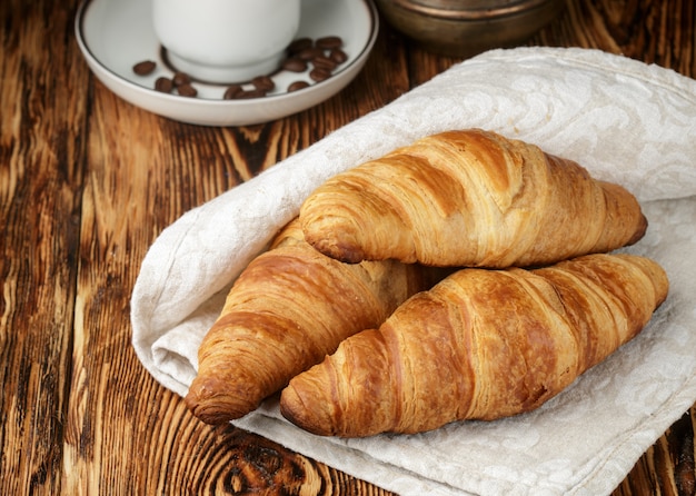 Croissants frais pour le petit déjeuner