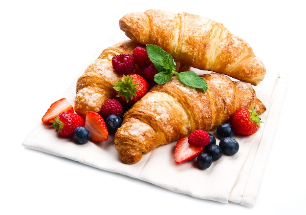 Croissants frais et savoureux avec des baies