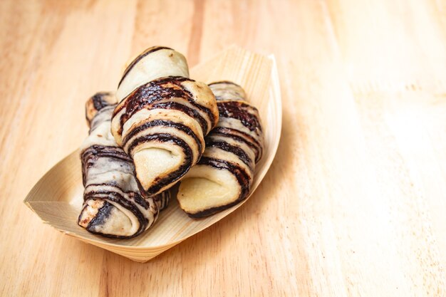 Croissants frais et savoureux sur fond en bois.