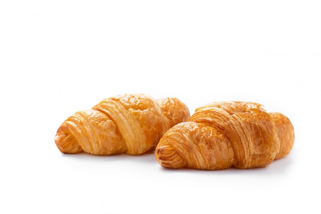 Croissants frais sur une surface blanche.