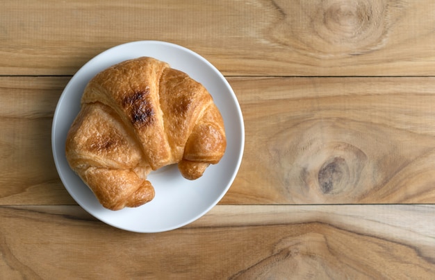 Croissants frais sur la table en bois d&#39;en haut