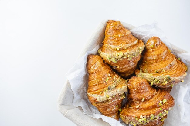 Croissants frais sur tableau blanc dans le panier