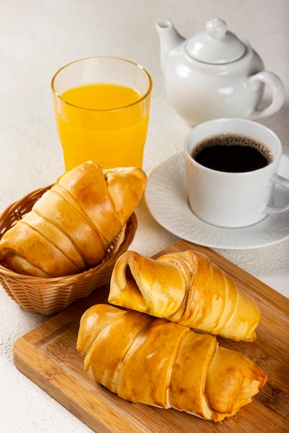 Croissants frais traditionnels sur la table