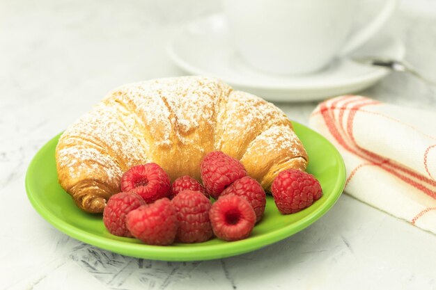 Photo croissants et framboises fraîches croissants frais et délicieux