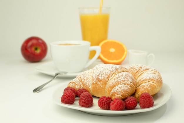 Croissants et framboises fraîches Croissants frais et délicieux