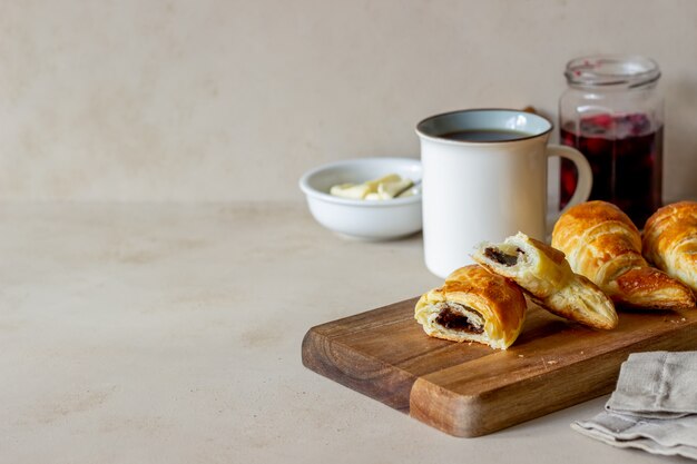 Photo croissants français fourrés au chocolat. cuisson. cuisine nationale. petit déjeuner. la nourriture végétarienne.