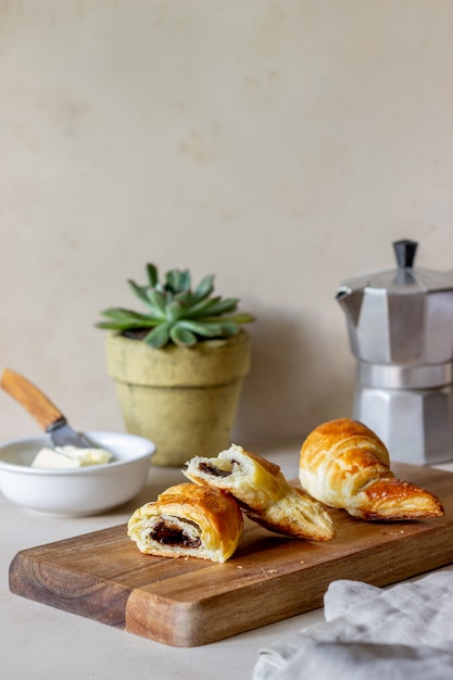 Croissants français fourrés au chocolat. Cuisson. Cuisine nationale. Petit déjeuner. La nourriture végétarienne.