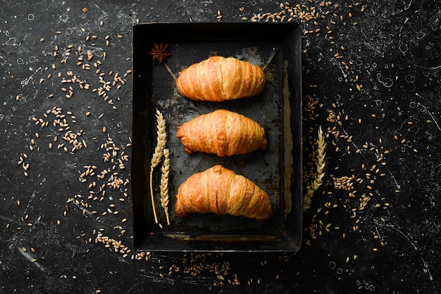 Croissants français frais au chocolat Cuisson à partir de seigle et de farine Vue de dessus Style rustique