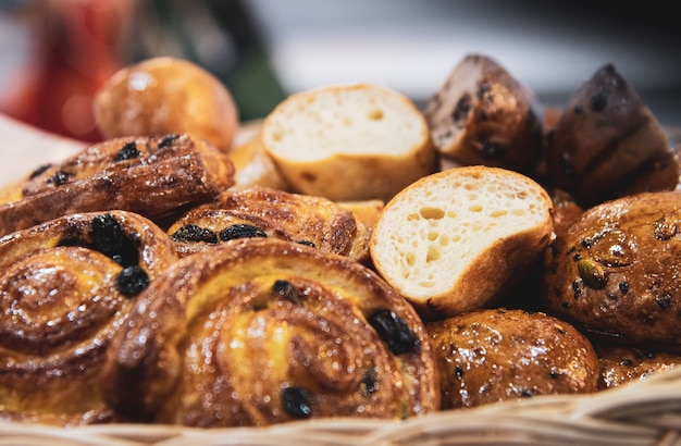 Croissants français sur panier d&#39;osier, fond de boulangerie