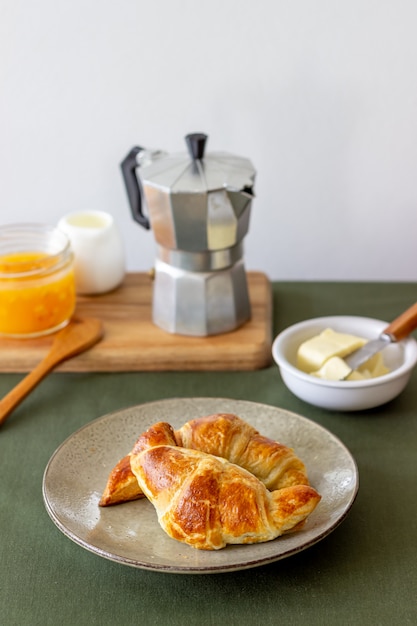 Croissants français. Des pâtisseries. Petit déjeuner. Cuisine nationale. La nourriture végétarienne.