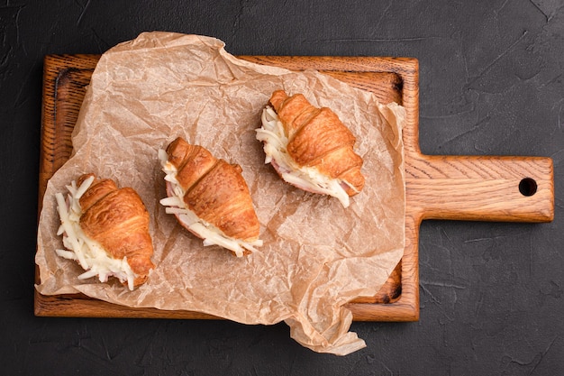 Croissants avec garnitures croissants avec différentes garnitures sur fond noir