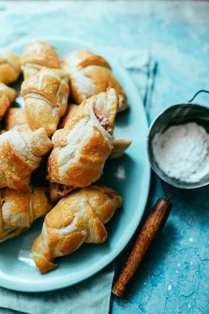 croissants italiens aux baies sur fond bleu