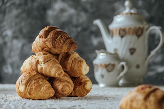 des croissants moelleux frais se trouvent sur un fond de béton de table blanche et des pâtisseries