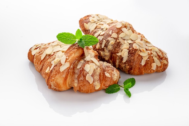 Croissants de petit-déjeuner aux noix fraîchement cuits au four avec des flocons de noix