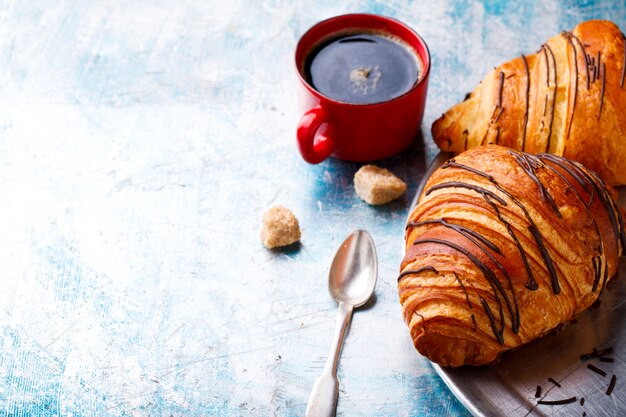 Croissants avec petit déjeuner frais Café continental