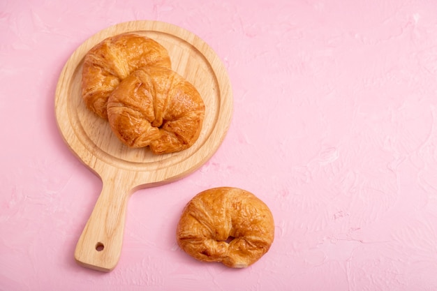 Photo croissants et planche de bois