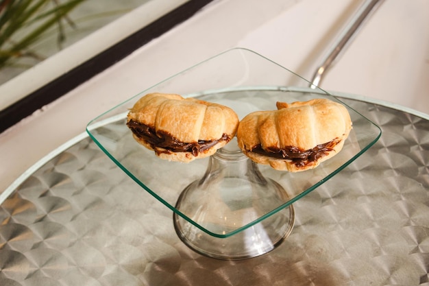 Croissants remplis de lait au caramel sur un comptoir en verre