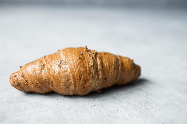 Croissants savoureux et délicieux sur table en bois