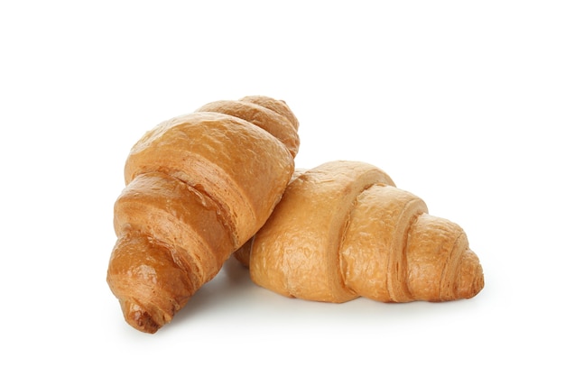 Croissants savoureux frais isolés sur blanc