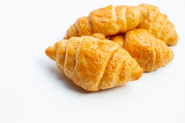 Croissants savoureux sur une surface blanche