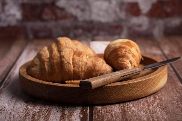 Photo les croissants se trouvent sur la table dans la cuisine