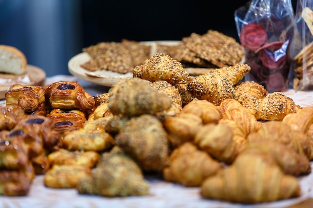 Les croissants sont sur le comptoir de la pâtisserie. En fait, cette image peut être utilisée pour les pâtisseries et les boulangeries.