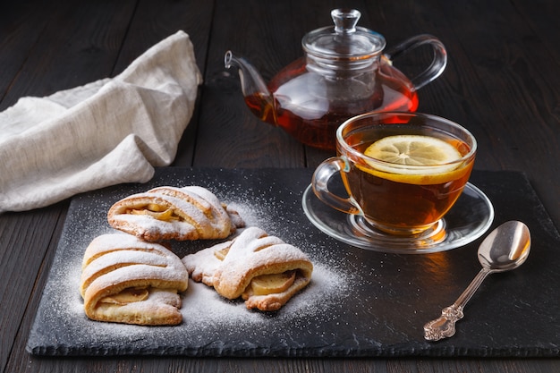 Croissants et thé sur fond noir