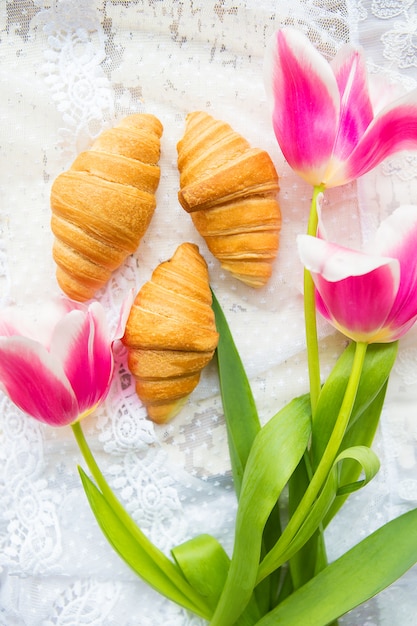 Croissants et tulipes roses