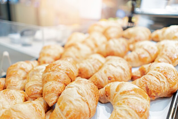 Croissants à vendre sur une étagère