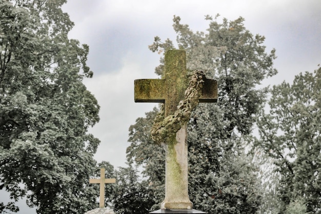 Photo croix antique effrayante dans un vieux cimetière