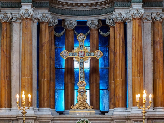 Croix au milieu d'un porte-chandeliers allumé à l'église