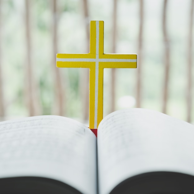 Croix avec bible sainte ouverte