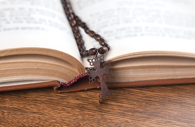 Photo croix avec bible sur table en bois