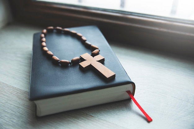 une croix et une bible sur une table