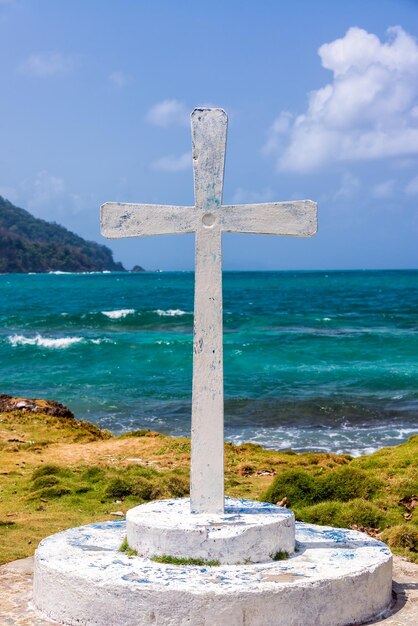 Photo croix blanche contre la mer des caraïbes