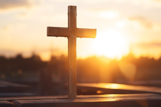 Une croix en bois au coucher du soleil