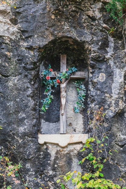 Croix en bois avec un crucifix dans la roche