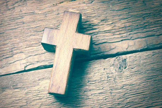 Croix en bois sur le fond de table en bois