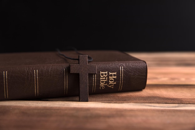 Photo croix en bois avec la sainte bible