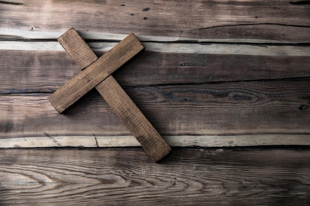 Croix en bois sur table