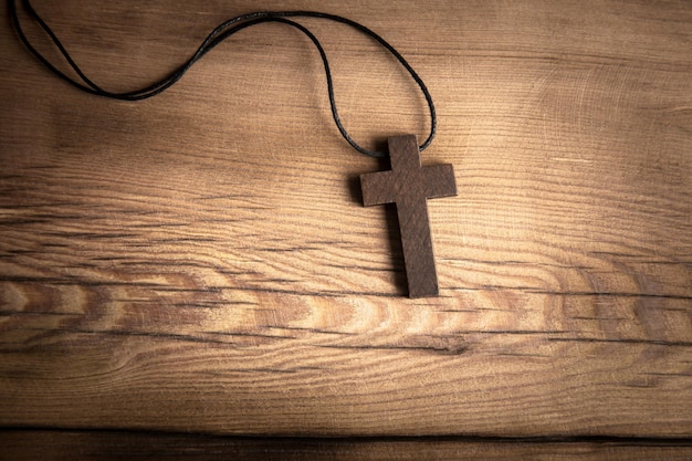 Photo croix en bois sur la table