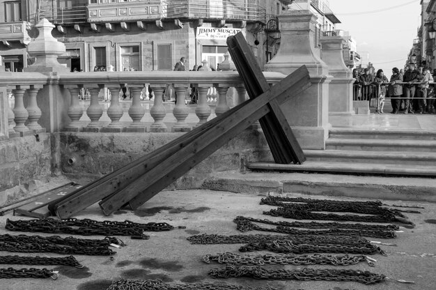 Photo croix et chaînes sur la passerelle