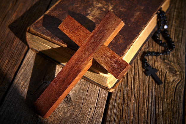 Croix chrétienne sur bible en bois et chapelet