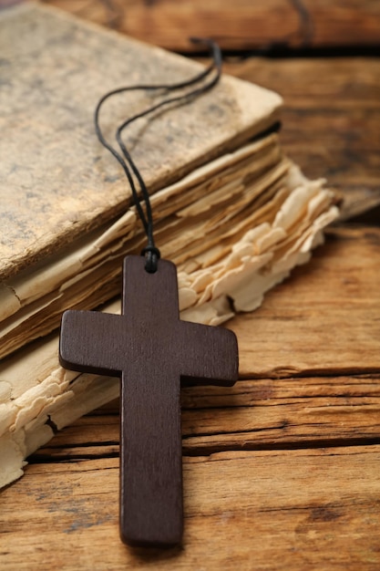 Photo croix chrétienne et bible sur table en bois agrandi